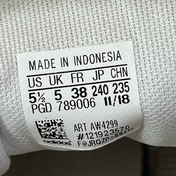 White and Black Adidas size 5 1/2 in youth boys - Picture 3 of 3